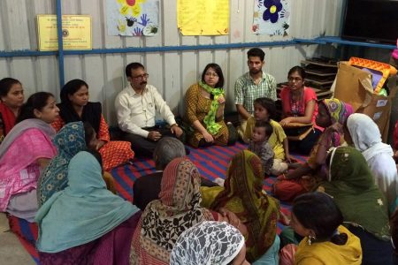 Der Direktor, Samiur Rahman, berät Frauen in einem Außenbezirk zum Aufbau der Frauenförderung